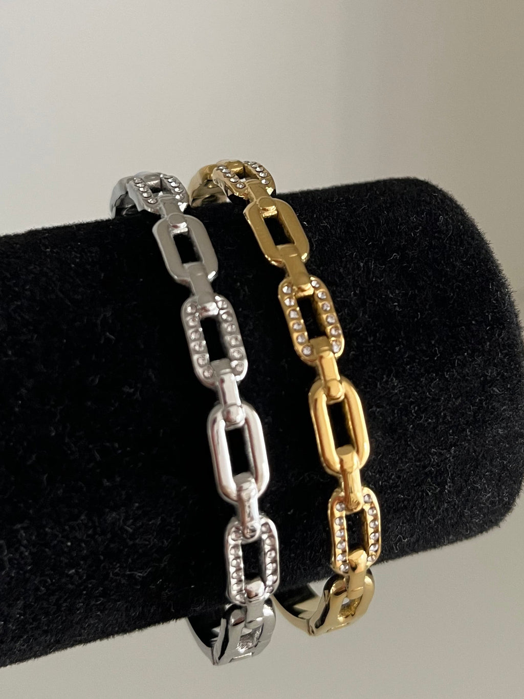 2 bracelets (argenté et doré) 